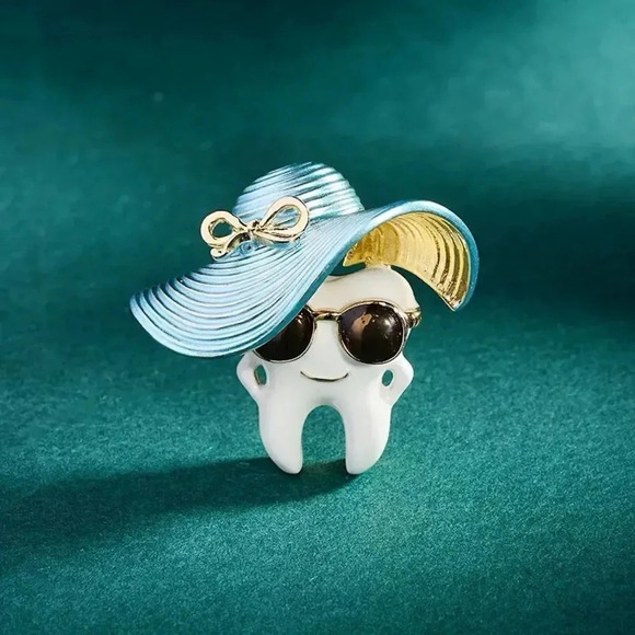 VQ Tooth Brooch - Picture 4 of 6